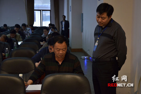 双峰县百余位党员干部参加两学一做基础知识