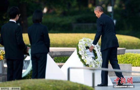 资料图：2016年5月27日，美国总统奥巴马乘直升机抵达日本广岛和平纪念公园附近，展开对和平纪念公园的访问并献上花环。