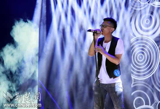 华中大校园十大歌手巅峰对决 体院馆爆满(图)