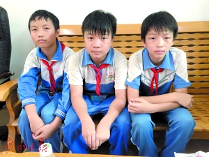 四名小学生中的三个，右一为付译。