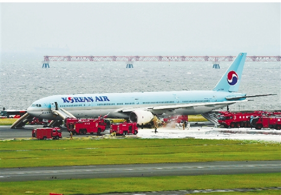 大韩航空一客机东京机场起火