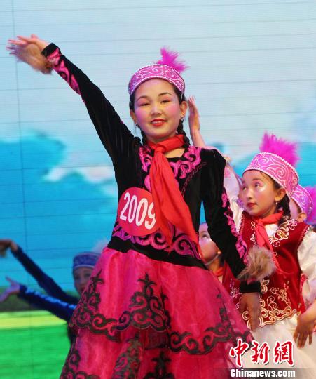 新疆呼图壁县哈萨克姑娘的愿望:把黑走马跳到