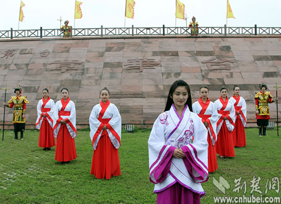 少年芈月到潜江品小龙虾 登章华台