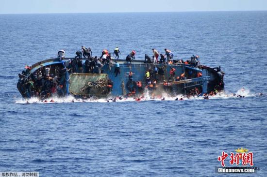 利比亚近海海域，一艘满载难民的船只即将倾覆，船上的难民纷纷跳海逃生。