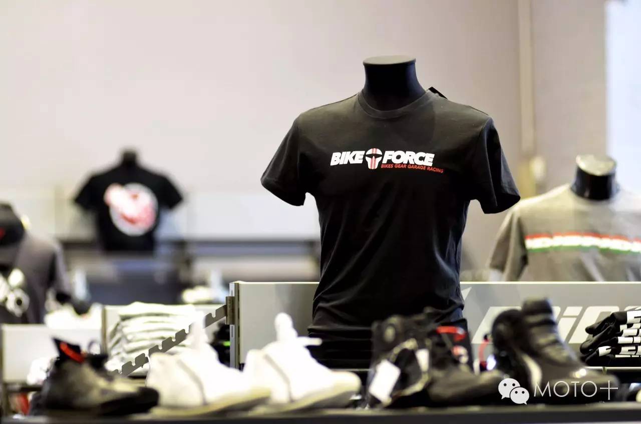 看MOTO+主页菌在德国逛摩托车装备用品店