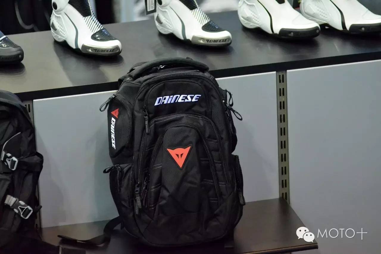 看MOTO+主页菌在德国逛摩托车装备用品店