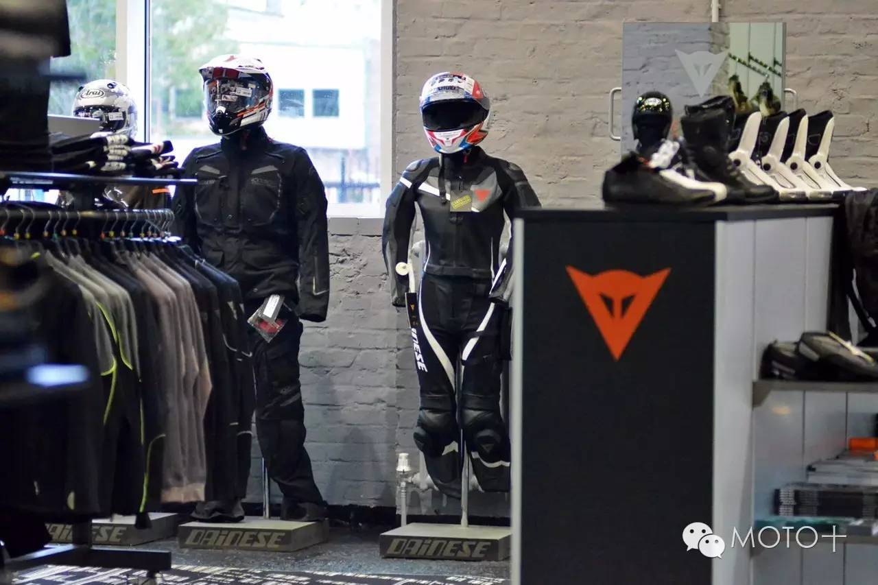 看MOTO+主页菌在德国逛摩托车装备用品店