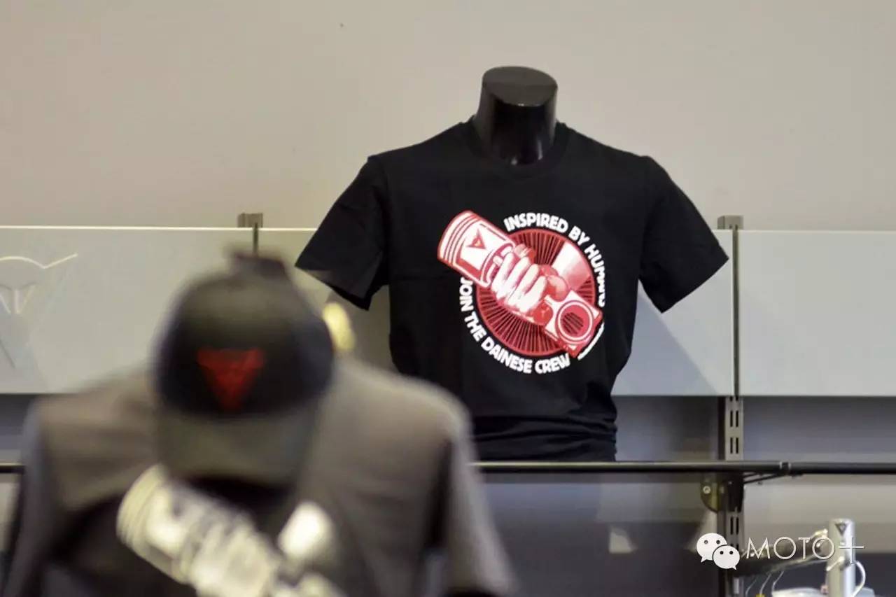 看MOTO+主页菌在德国逛摩托车装备用品店