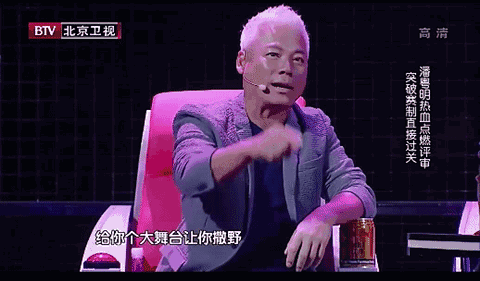 一上来三位评委就被巴图的服装吸引然后开始各种质疑