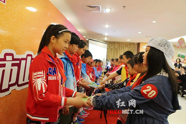 友谊商店资助湘西贫困小学 让山区孩子到城里