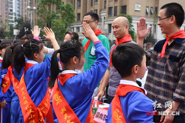 非遗进校园 砂子塘湘天小学六一汇演传承湘