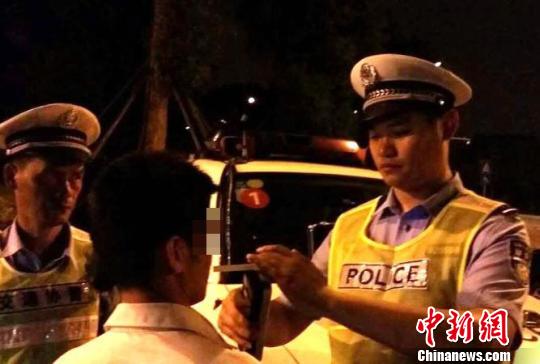 图为民警夜查时查获涉事男子韦某。 刘华 摄
