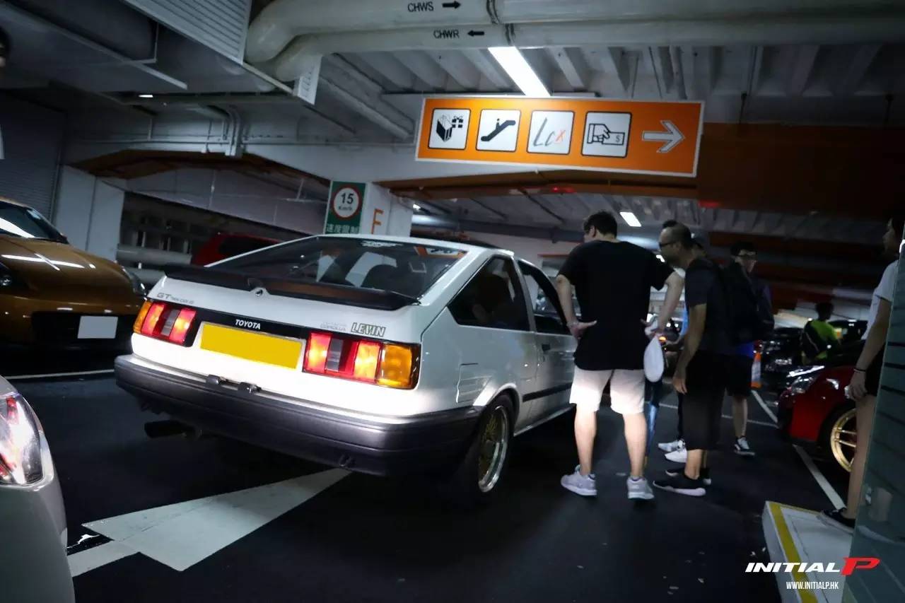 香港之夜丨楼上改装聚会 楼下警察查车