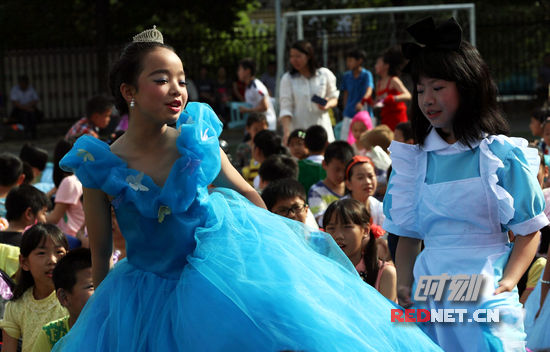 长沙一小学庆六一 缤纷服装秀打造浪漫校园