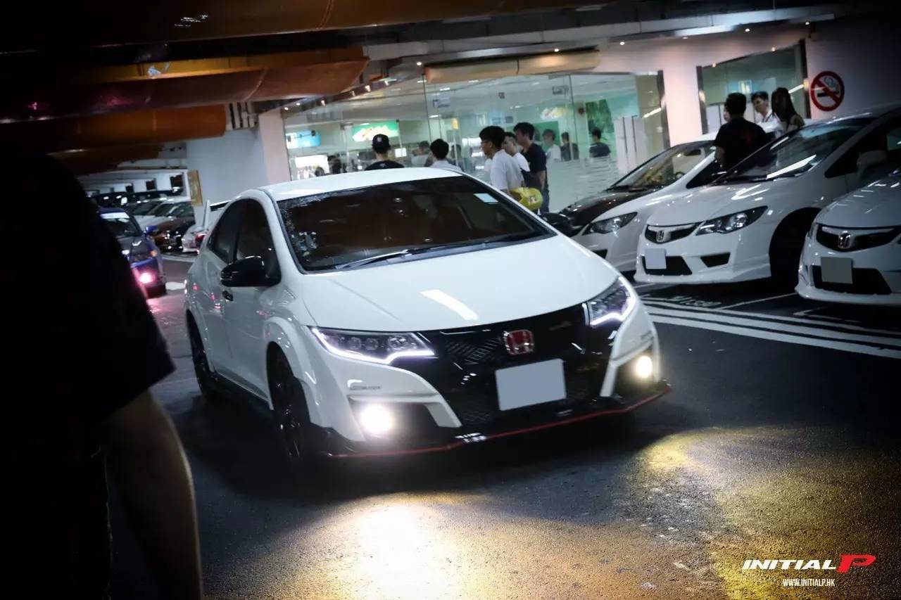 香港之夜丨楼上改装聚会 楼下警察查车