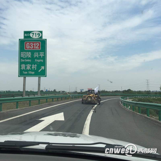 專業(yè)摩托車隊(duì)拖掛上高速，民警成功勸離保安全。