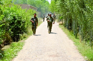 5月31日，阿安全部队人员在劫持事件发生地采取行动。新华社发