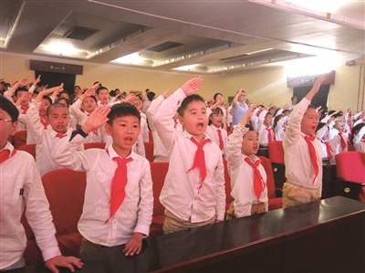 五老村小学2000多名孩子 同上红领巾电影党课