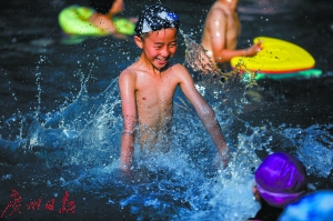 小朋友在家长的陪同下到游泳池戏水.广州日报记者葛宇飞 摄