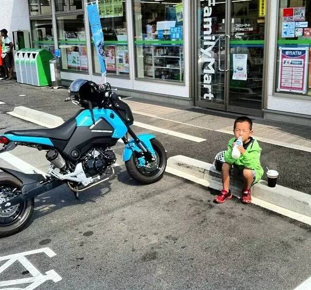 买不起跑车 可以骑上这部摩托车去把妹