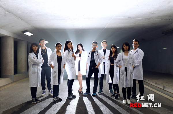 中南大学湘雅医学院创意毕业照诠释医者天使