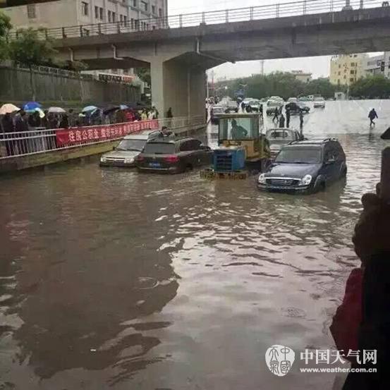 甘肃酒泉局地现暴雨 玉门山洪暴发农房进水|暴
