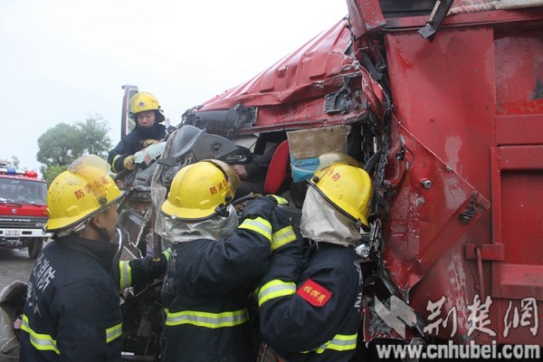 雨天路滑两货车迎面相撞 孝感消防救出被困司