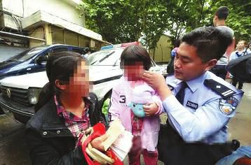 为给生病女儿过节 妈妈超市偷鸡腿