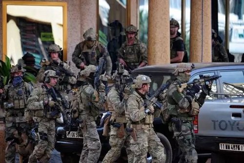 今年1月，布基纳法索首都一酒店遇袭，法国特战部队准备进入酒店。