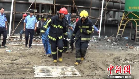 图为：消防官兵救出受伤者。 何蒋勇 摄