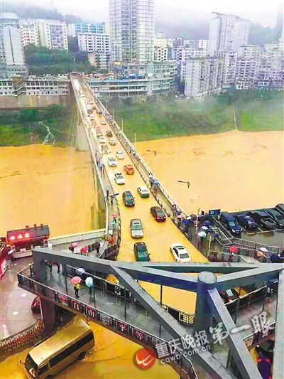 武隆县城乌江大桥上积满洪水，车辆在水中出行。