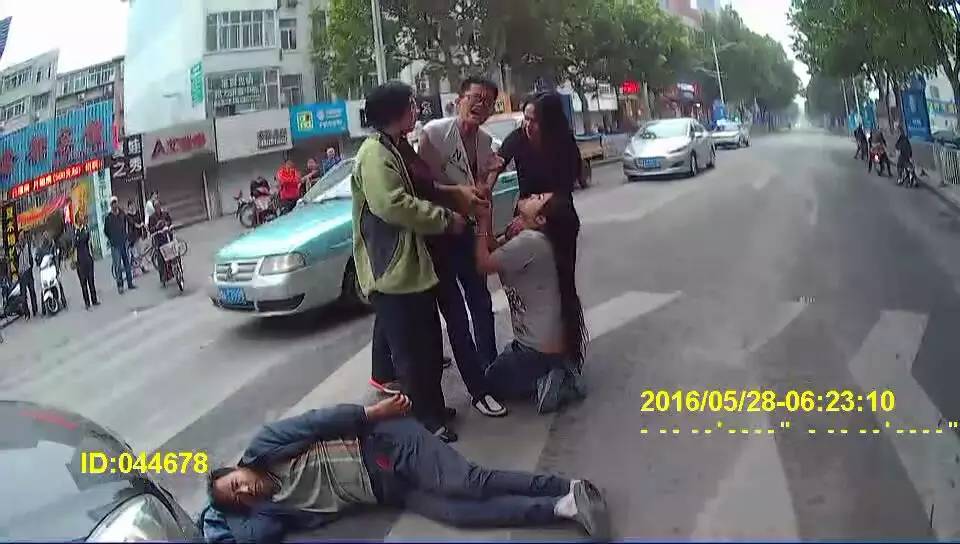 奔驰女司机撒娇 警察哥哥给你5千块私了吧