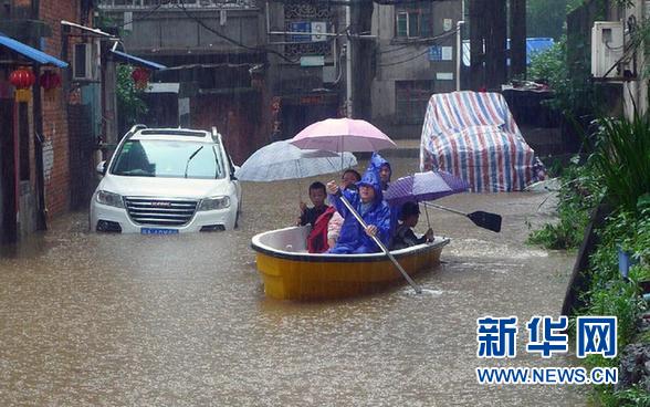 6月2日，救援人员在江西南昌新建区积水地带疏散居民。当日，南昌市遭遇大到暴雨，全市多处出现积水，市内交通受到较大影响。 新华社发（熊家福 摄）