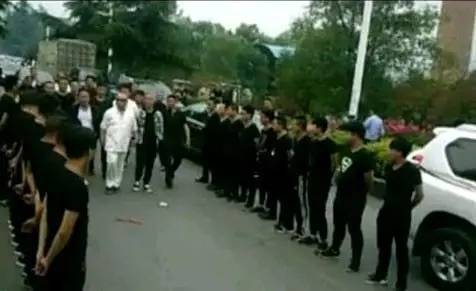 晋黑老大出狱20辆路虎30辆奔驰 四天后被抓