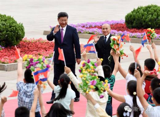 2016年6月3日，国家主席习近平在北京人民大会堂同柬埔寨国王西哈莫尼举行会谈。这是会谈前，习近平在人民大会堂东门外广场为西哈莫尼举行欢迎仪式。新华社记者 饶爱民摄