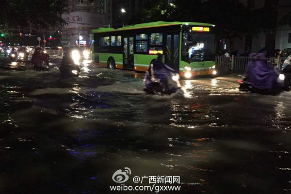 南宁遭遇今年以来最强降雨 高温消积水现|南宁
