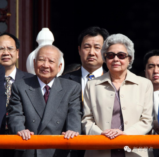 2009年10月1日，首都各界庆祝中华人民共和国成立60周年大会在北京天安门广场隆重举行。这是柬埔寨太皇西哈努克、太后莫尼列在天安门城楼上。新华社记者 姚大伟摄