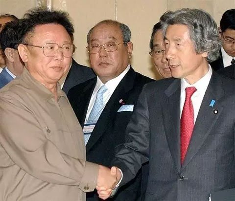 2004年5月，小泉纯一郎访问朝鲜，与时任朝鲜最高领导人金正日握手。