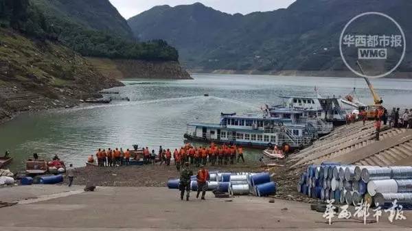 四川广元白龙湖一艘两层游船翻船沉没。图来自华西都市报。