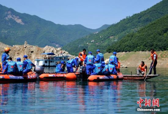 6月5日，蓝天专业救援队搜寻过程中发现了沉船。当日下午，四川广元海事局在救援现场通报，白龙湖沉船水域打捞出救生衣1件，发现失事船体栏杆、甲板和防撞轮胎，并对沉船进行了定位。目前，救援指挥部正在制定下一步的打捞方案。中新社记者 刘忠俊 摄