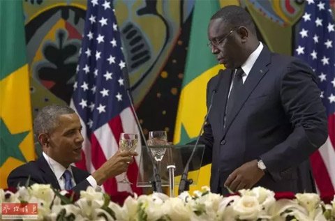 2013年6月，奥巴马出访非洲三国，与塞内加尔总统麦基·萨勒在宴会举杯。
