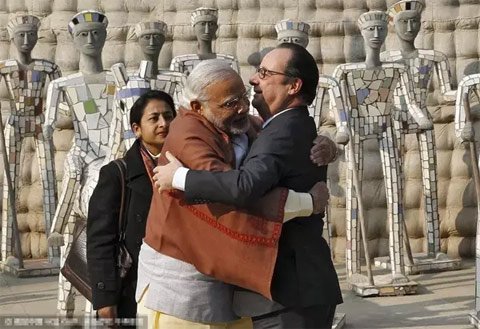 今年1月，访问印度的奥朗德与印度总理莫迪拥抱。