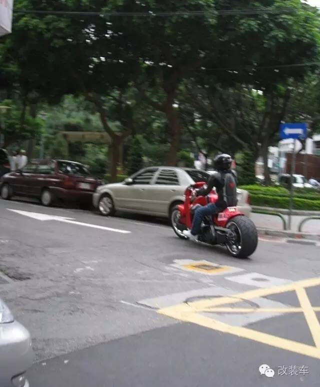 碉堡了 周杰伦骑暴龙机车上街兜风!