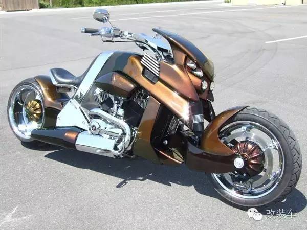 碉堡了 周杰伦骑暴龙机车上街兜风!