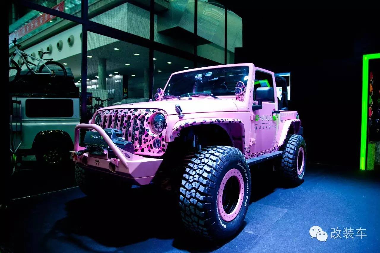 粉色豹纹控 这部牧马人改得有点骚!