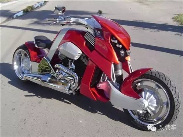 碉堡了 周杰伦骑暴龙机车上街兜风!