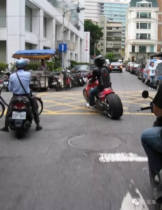 碉堡了 周杰伦骑暴龙机车上街兜风!