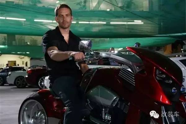 碉堡了 周杰伦骑暴龙机车上街兜风!