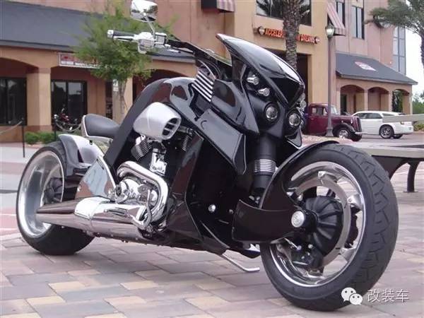 碉堡了 周杰伦骑暴龙机车上街兜风!