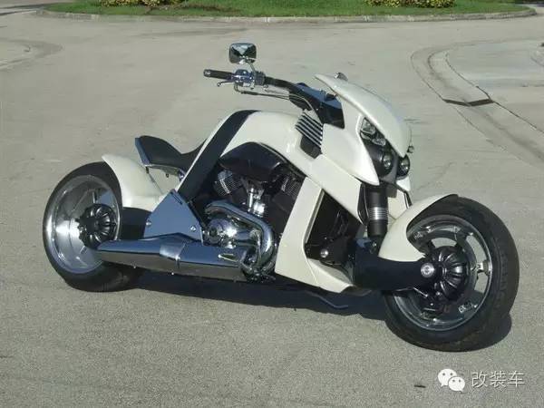 碉堡了 周杰伦骑暴龙机车上街兜风!